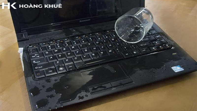 Không nên sử dụng chuột khi tay dính nước hạn chế để nước cạnh máy tính nhé